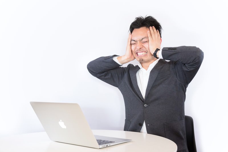 騙されて困っている男性