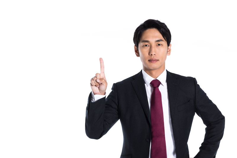 ポイントを解説する男性