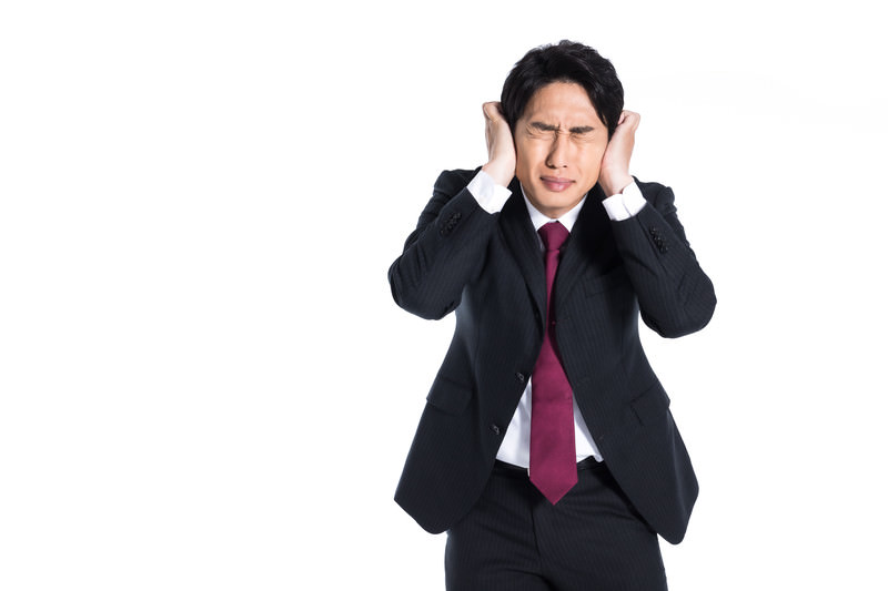 騒音に悩まされる男