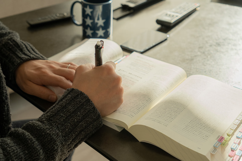 資格の勉強を頑張る人